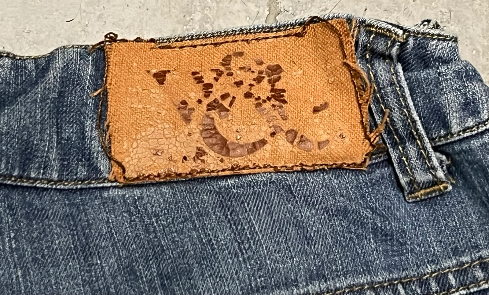 Calça jeans azul com letras de strass na parte de trás – photo 16